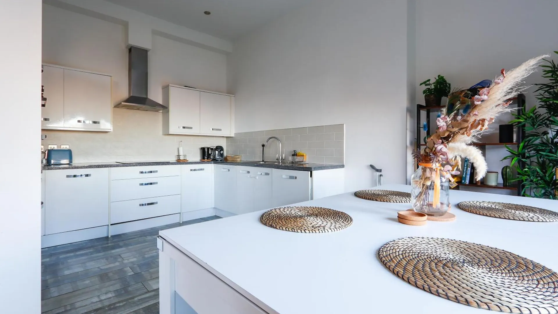Apartment Leah Suite By Koya Homes - 2 Bed, 2 Bath, Pool Table, Sea View, Free Parking Barry
