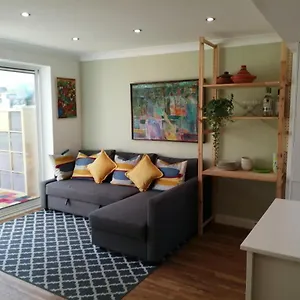 Spacious Townhouse With Sea Views Near Cardiff Holiday home Barry